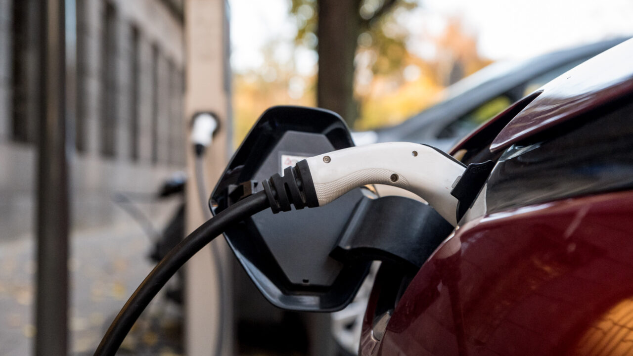 Lietuviai keičia požiūrį į elektromobilius, tačiau sprendimą vis dar stabdo du veiksniai
