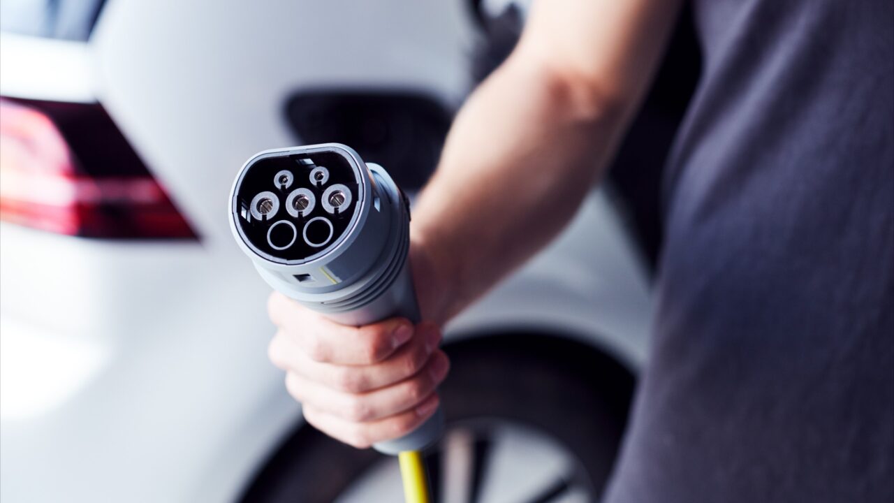 Beveik kas antras lietuvis norėtų persėsti į elektromobilį, tačiau sprendimą atitolina kelios priežastys