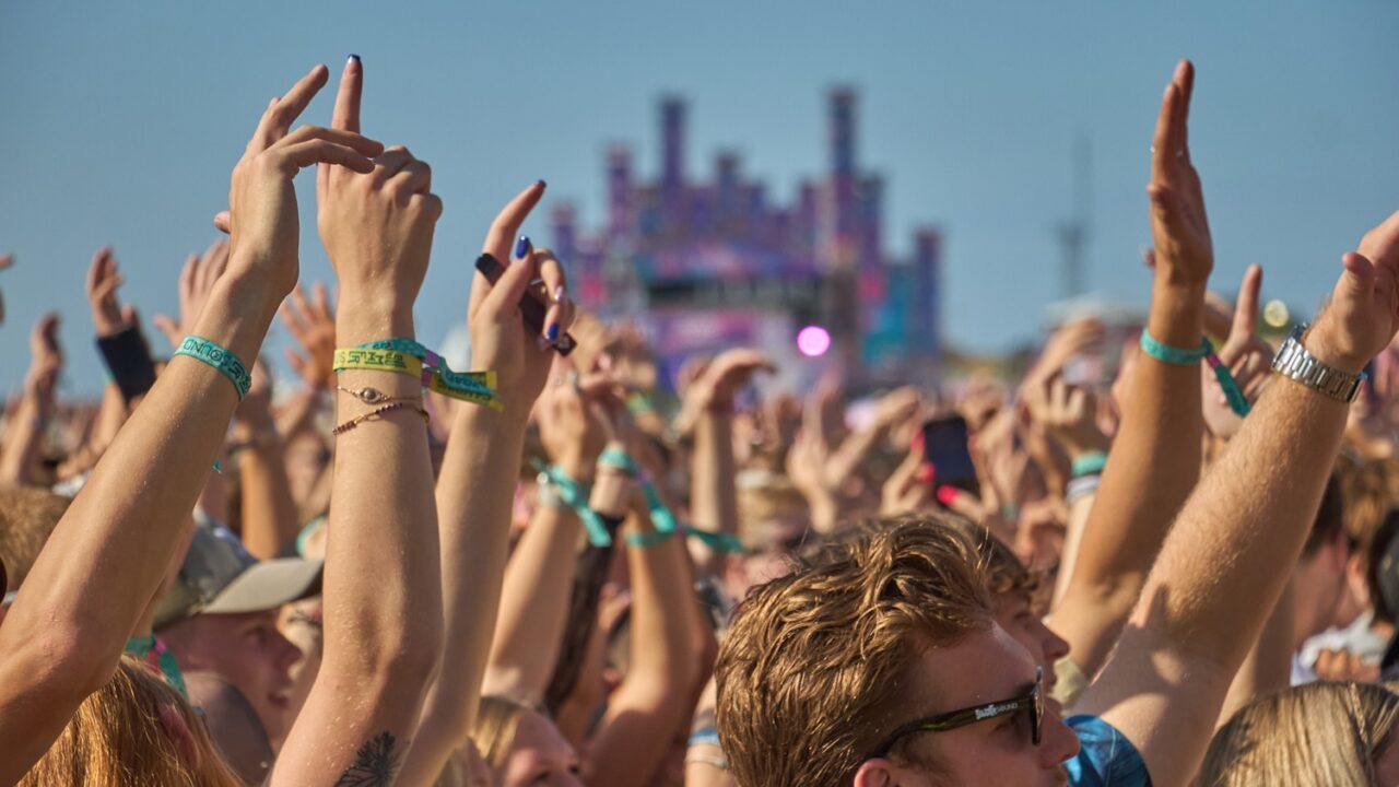 Festivaliuose pavogti telefonai, ausinės ir laikrodžiai – ekspertai primena apie didžiausias finansines rizikas