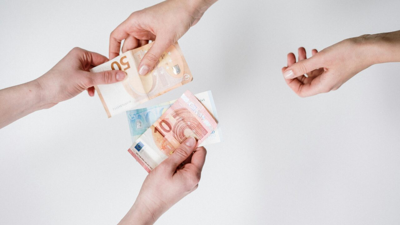 Apklausa: kokį atlyginimą gaudami lietuviai jaustųsi saugiausiai?