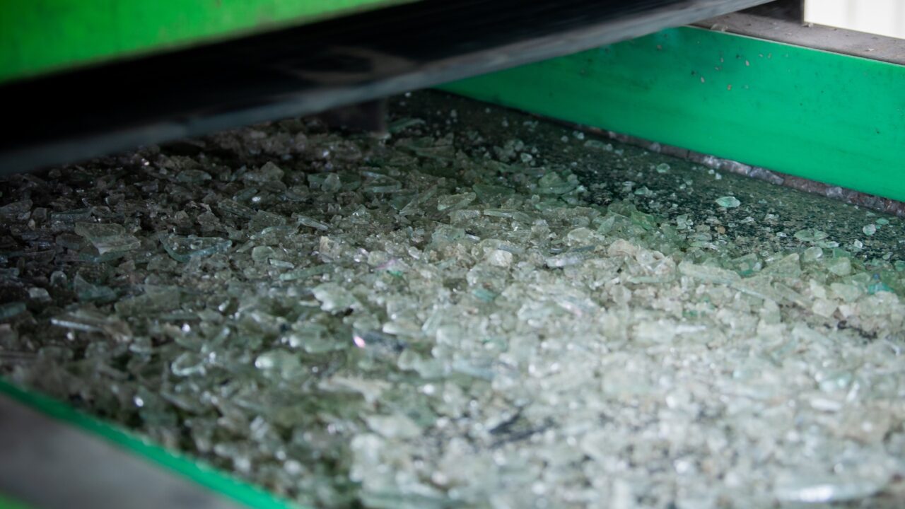 Tai klaida, dėl kurios perdirbtas stiklas gali virsti brokuota produkcija