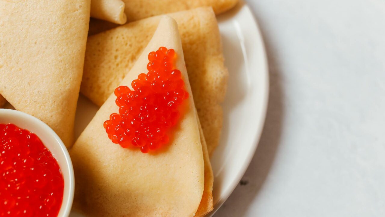 Receptai naujųjų metų nakčiai: išbandykite užkandžius su ikrais ir krabų lazdelėmis