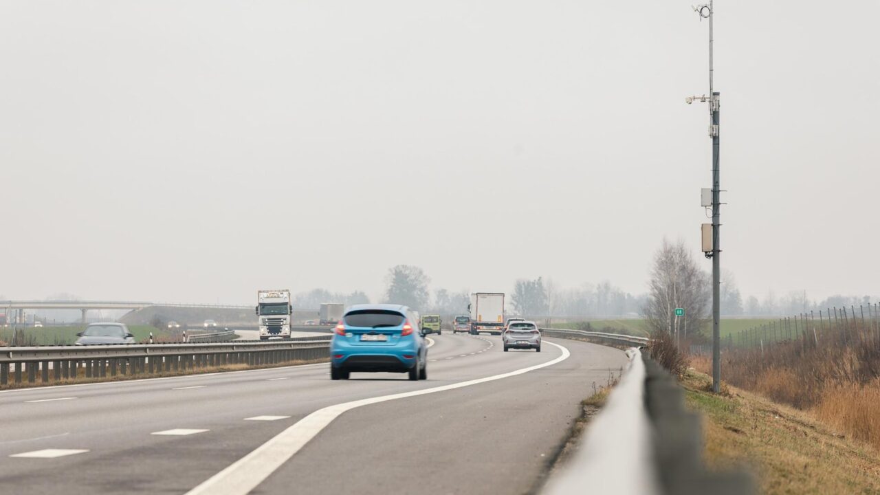 Automagistralėje pastebėjus tokį įrenginį ragina nenustebti: „Via Lietuva“ paaiškino, kokius duomenis jis renka