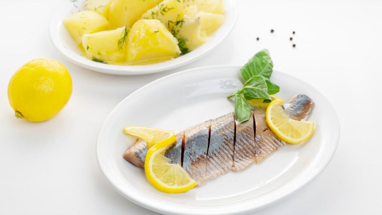 Šventinis stalas be streso: du pigūs ir greitai paruošiami silkės patiekalai