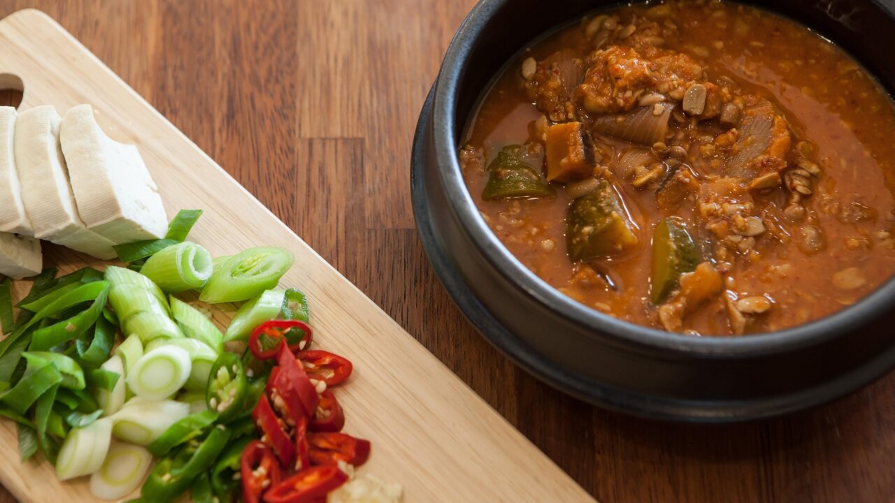 Sotu, pigu ir šildo – pasigaminkite dvi čanachų versijas: vegetarišką ir su kiauliena