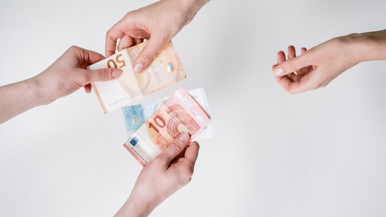 Gyventojų prioritetai aiškėja: stambių pirkinių viršūnėje – kelionės ir remontas