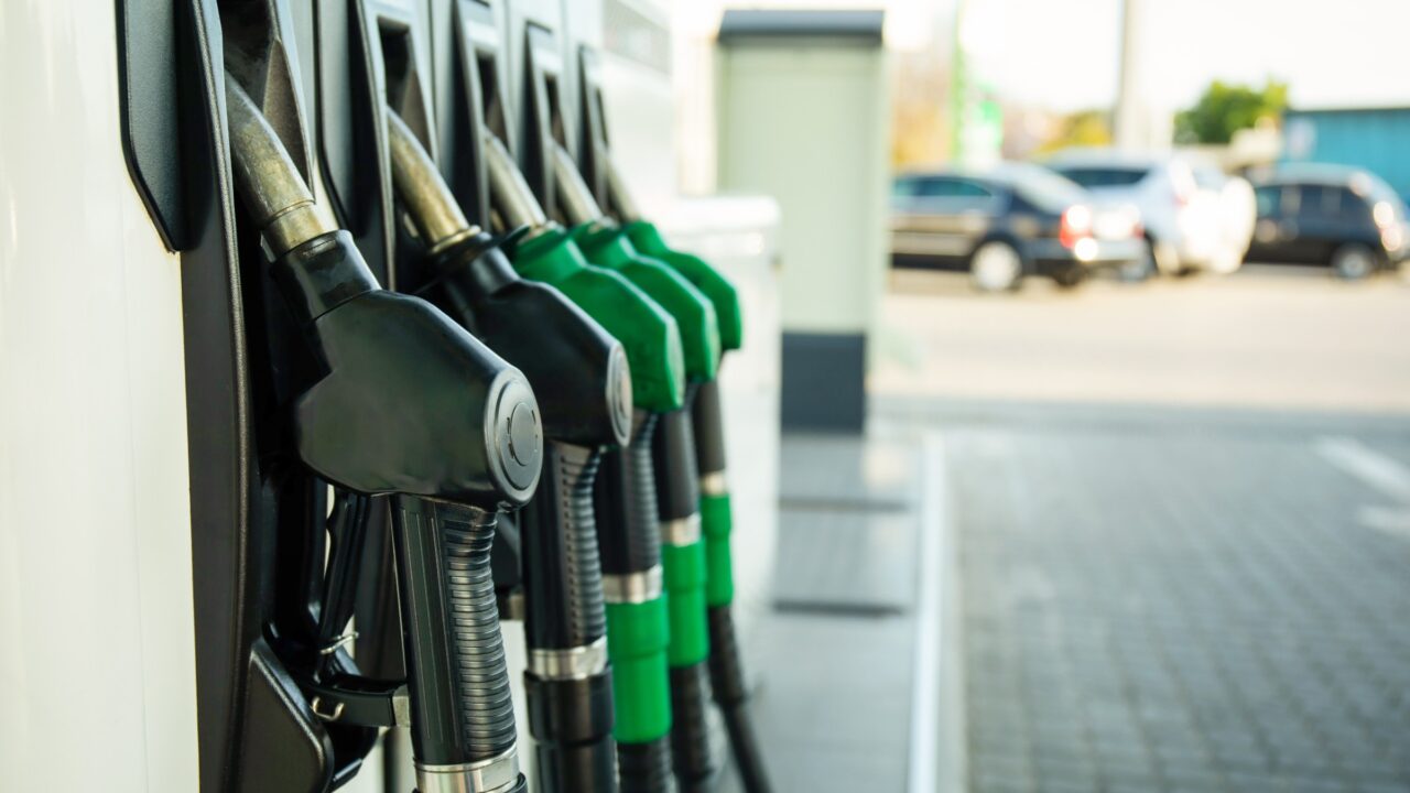 Suskaičiavo, kas lemia degalų kainas, ir siūlo, kaip jas sumažinti iš esmės