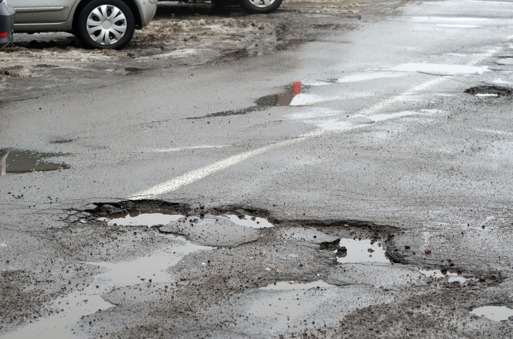 Pavasario spąstai keliuose: pavojus slypi ne tik duobėse