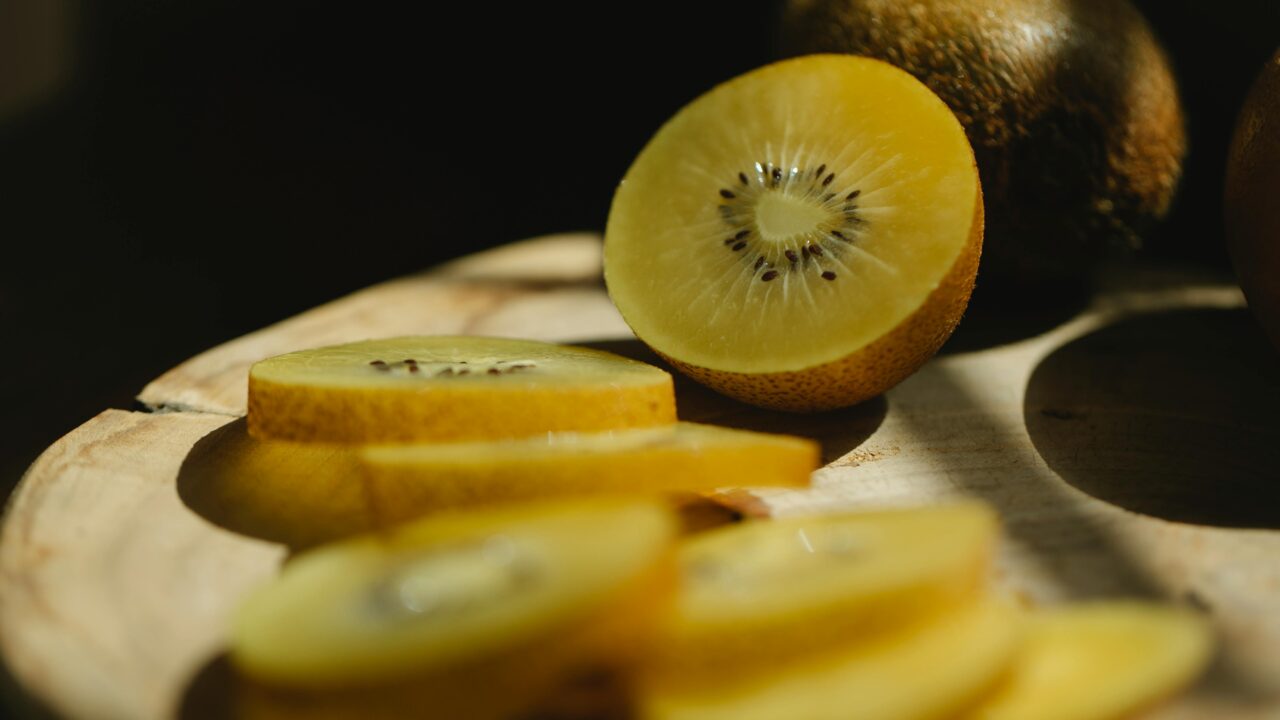 Norisi daugiau vitaminų kasdien? Geltonųjų kivių salotos per 10 minučių