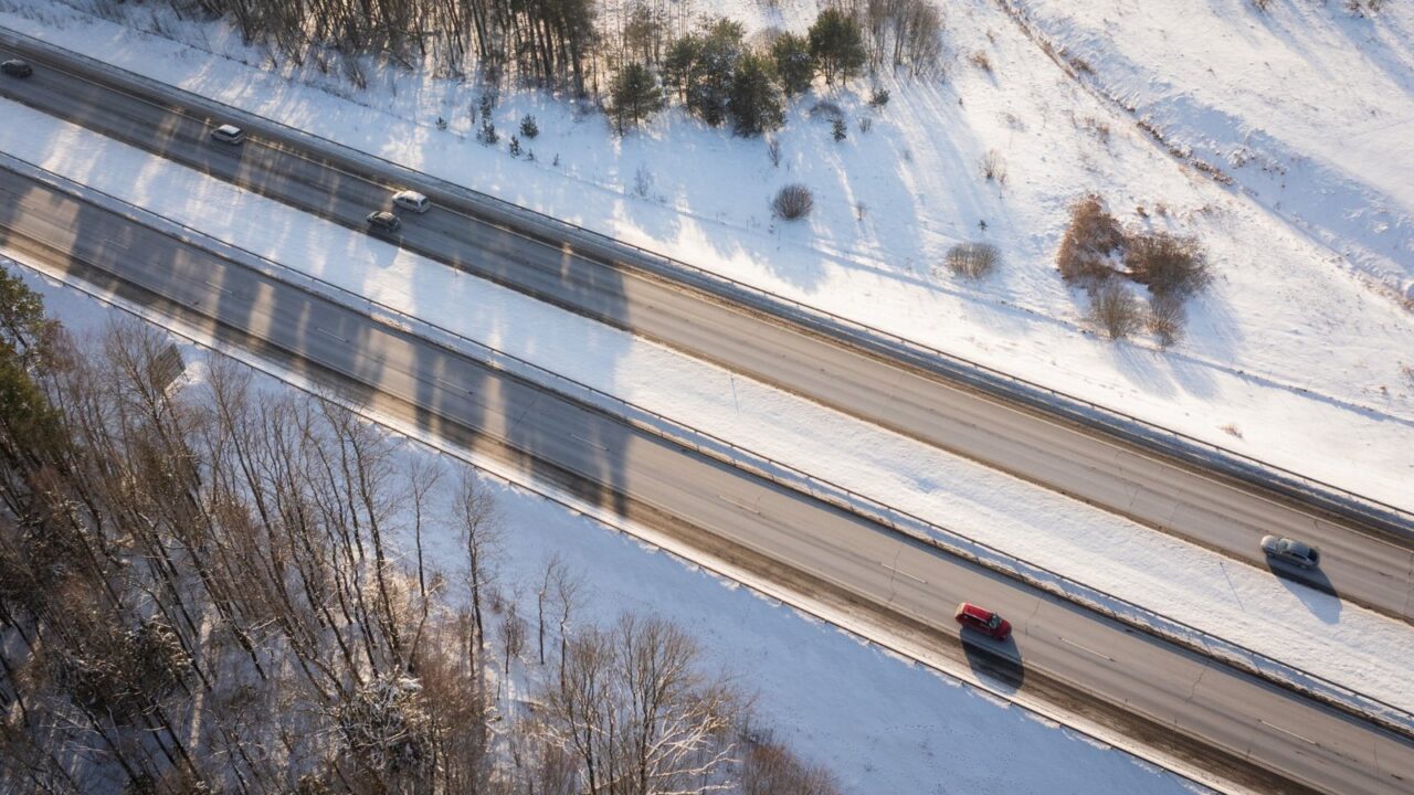 Valstybinės reikšmės keliuose prasidėjo duobių tvarkymas – vairuotojai raginami pranešti apie pavojingas vietas