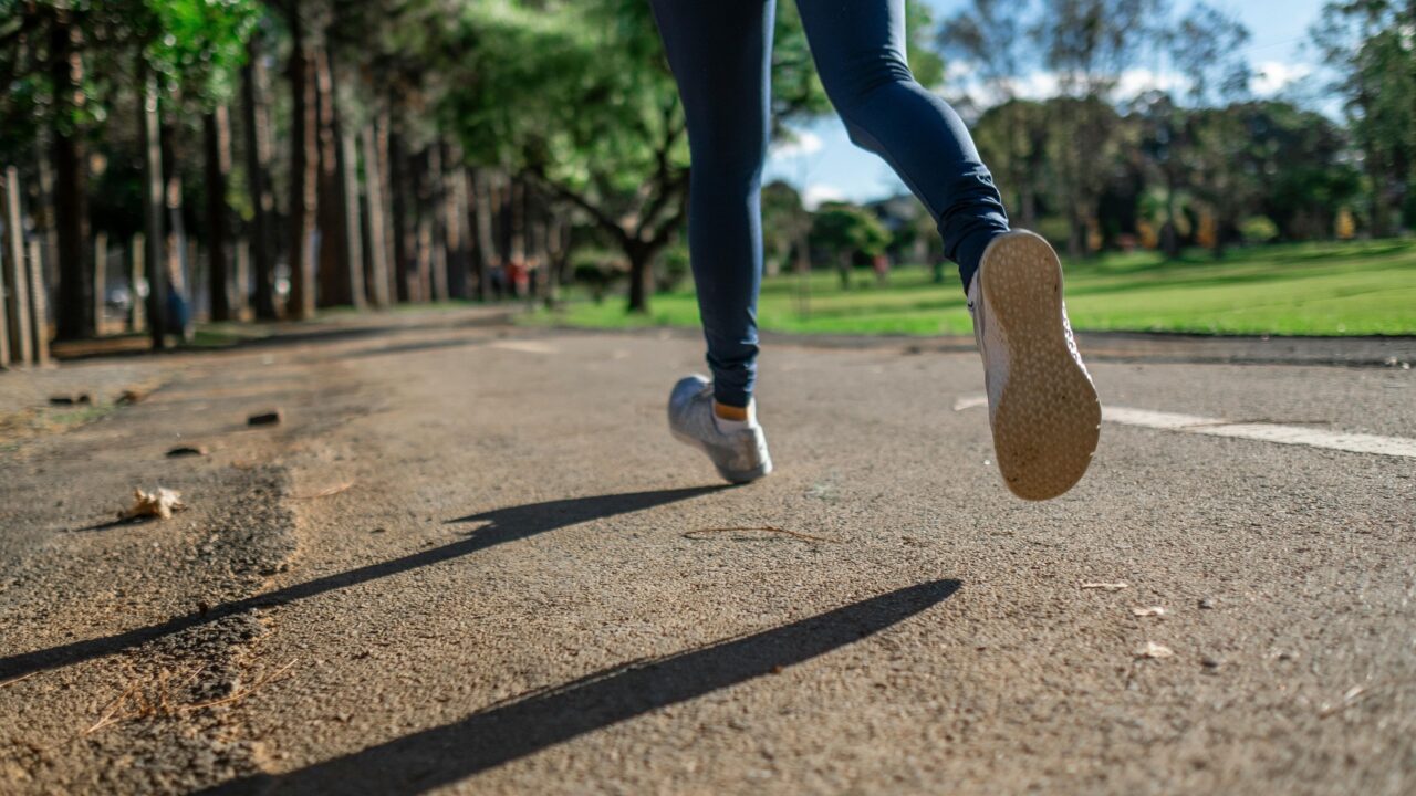 Prasidėjo bėgimo sezonas: ekspertai įspėja apie dažniausias traumas