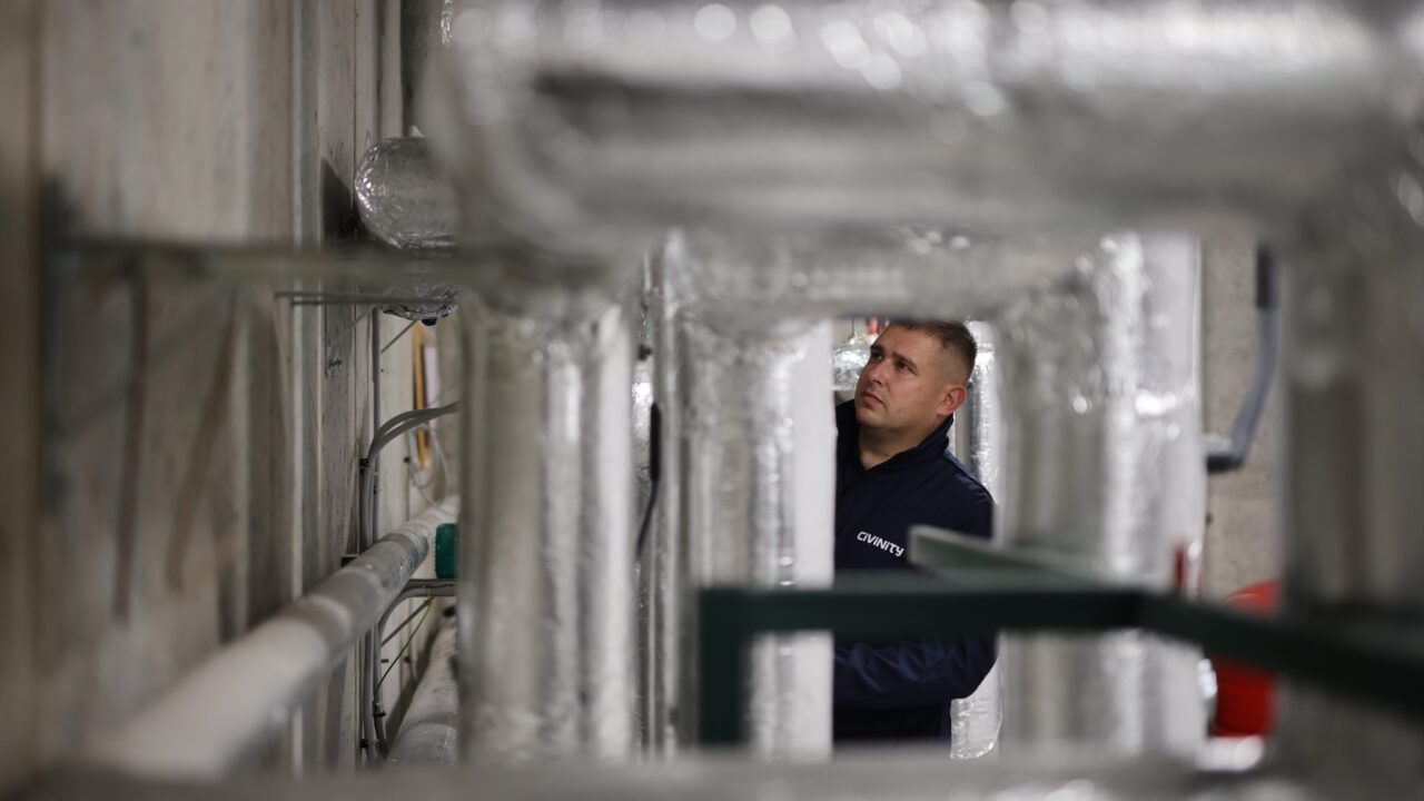 Šildymo sezonas nesibaigia vieno mygtuko paspaudimu: kodėl po viešo pranešimo apie sezono pabaigą radiatoriai atvėsta ne iš karto