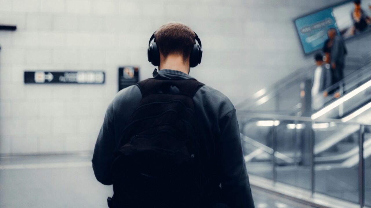 Dalis žmonių su ausinėmis praleidžia kone visą darbo dieną: kaip jas naudoti ir dėvėti taisyklingai?