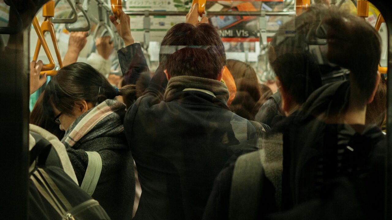 Daugiau nei pusė europiečių žiūri į aplinkinių telefonų ekranus: pataria, kaip apsaugoti jautrią informaciją