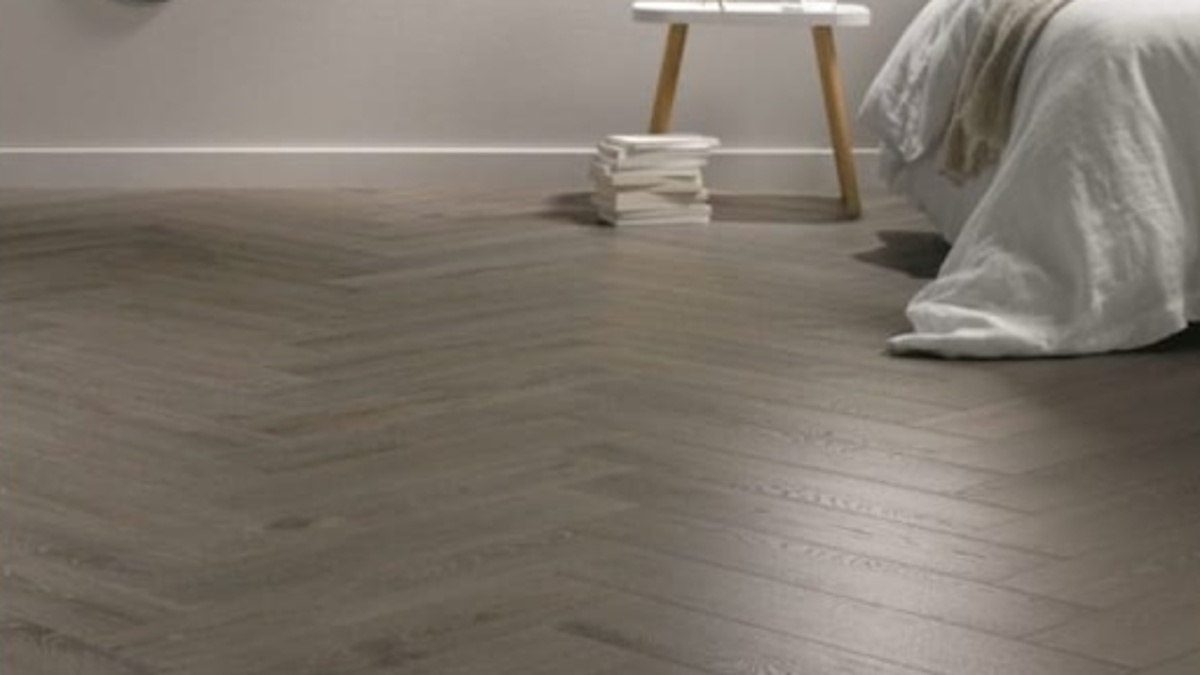 Laminato klasės: kodėl vienos grindys „pavargsta“ per metus, o kitos tarnauja dešimtmečius?