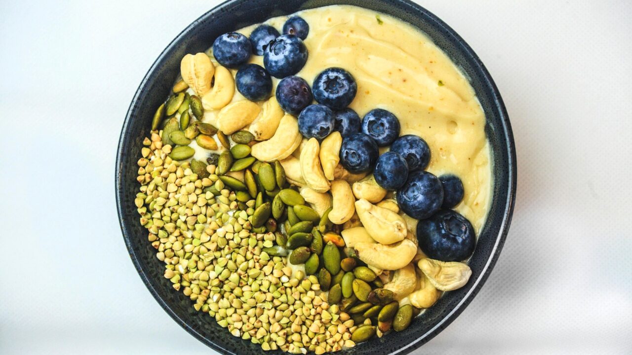 Pusryčių triukas skubantiems: sotus vaisių dubenėlis vos per 5 minutes