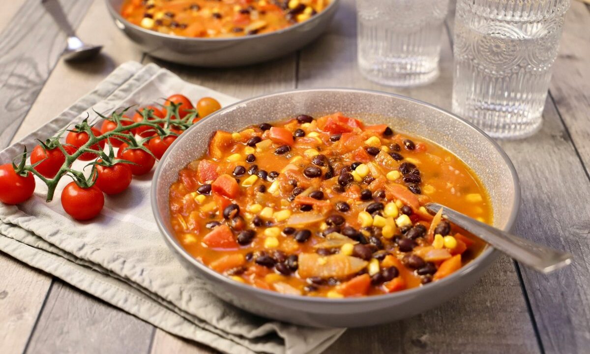 Kiaulienos mentės troškinys su pupelėmis, kuris tampa dar skanesnis kitą dieną