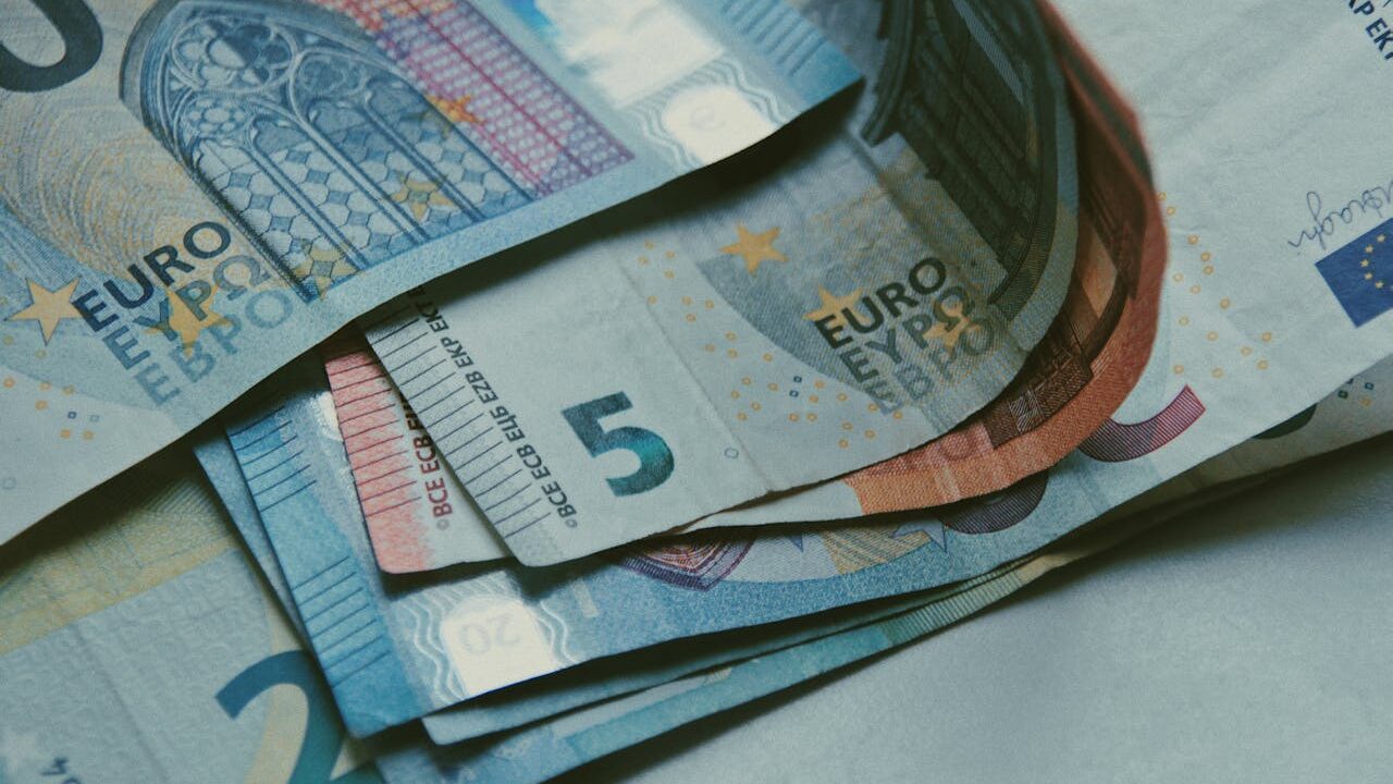 Lengvas uždarbis gali virsti nusikaltimu: kaip veikia pinigų mulų schema