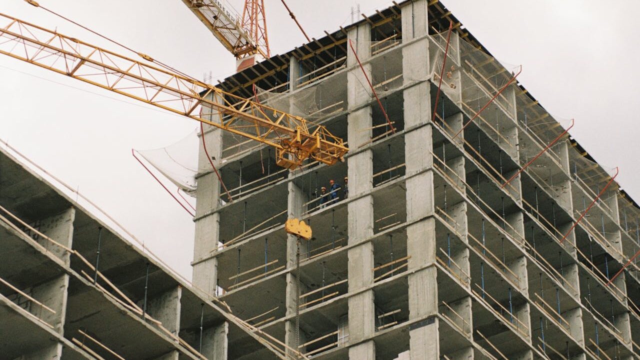 Energijos kainų šokas jau spaudžia statybas: kaip tai paveiks NT rinką