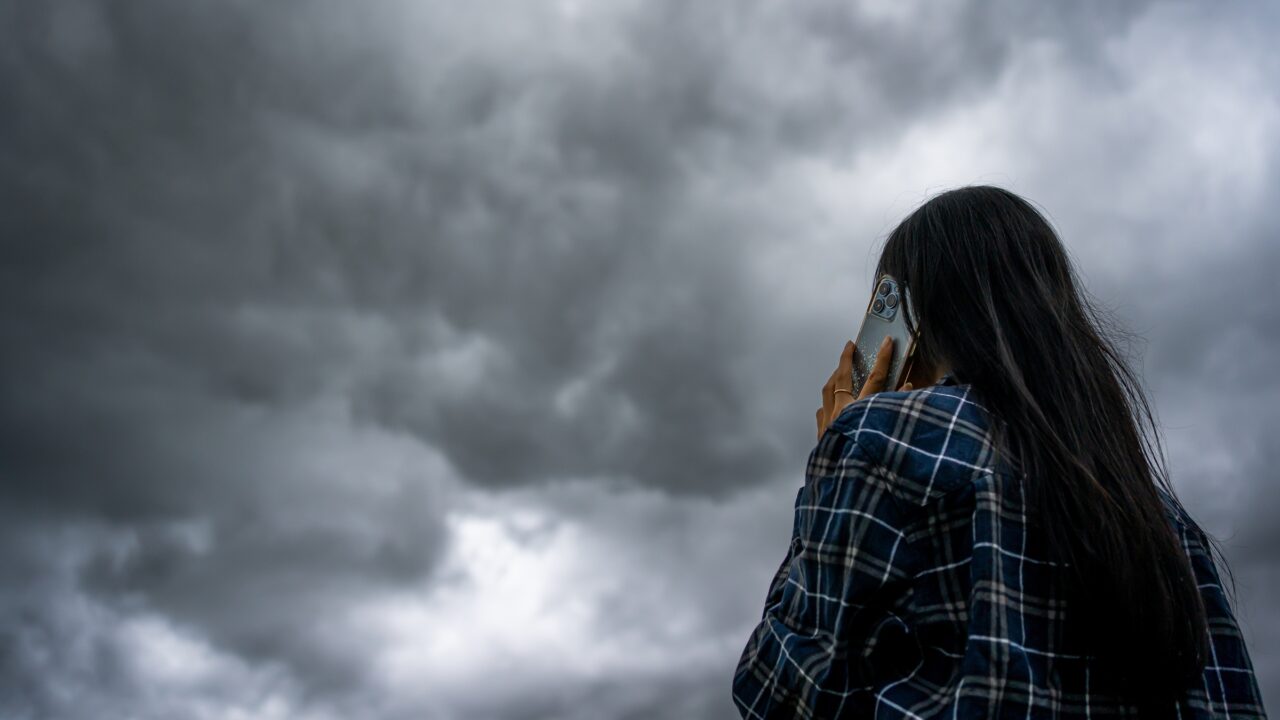 Prieš audrą išjungiate telefoną? Be reikalo vieną dalyką daro daugybė žmonių