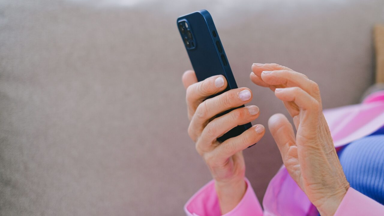 Vien pokalbio apie sukčius gali nepakakti: beveik kas trečias mano, kad tėvai gali apsigauti