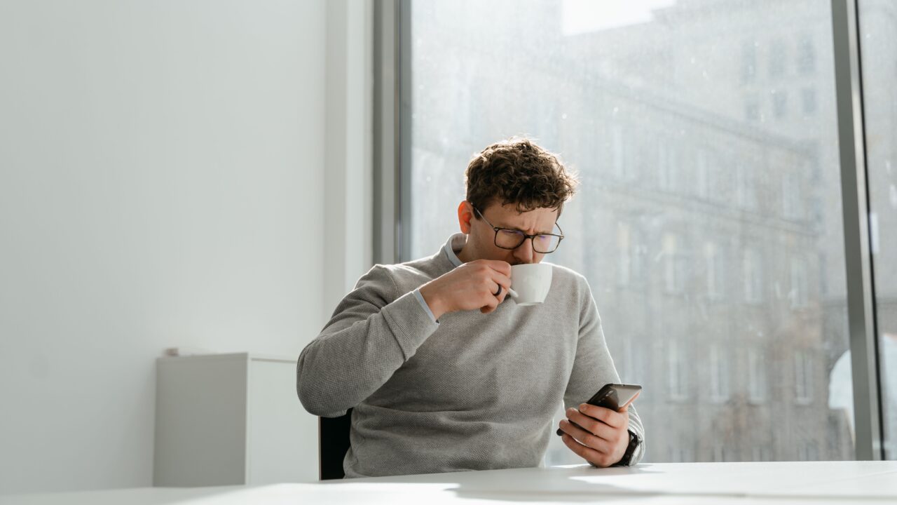 Telefonas tampa pagrindiniu darbo ekranu? Kone kas antras lietuvis išmaniuoju nori dirbti kaip kompiuteriu