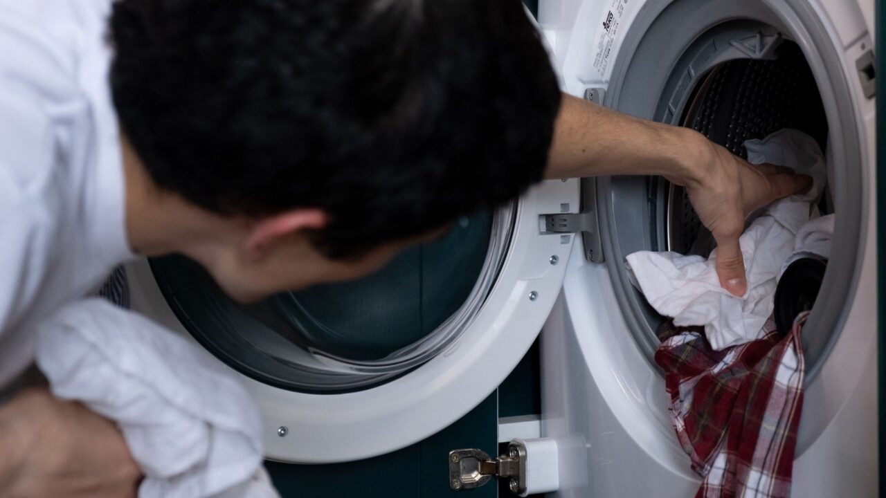 Kodėl drabužiai po skalbimo dėvisi greičiau, nei turėtų? Išmaniosios skalbyklės gali padėti tai išspręsti