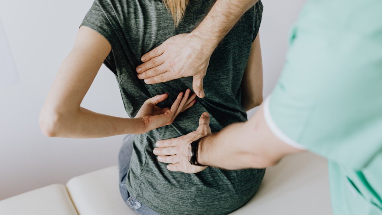 Jaučiate skausmą? Gydytoja paaiškino, kuo gali padėti osteopatija