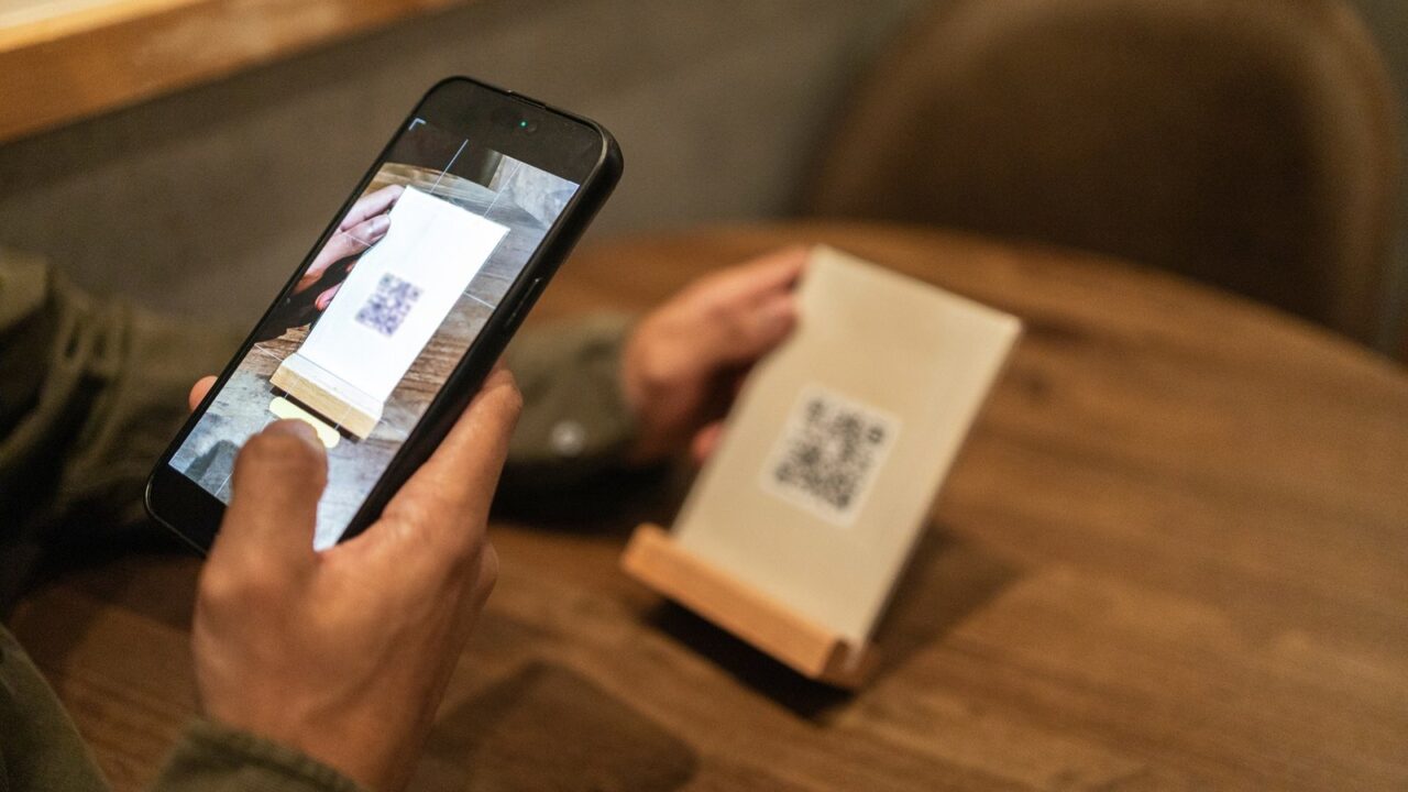 Restorane „nekaltas“ QR kodas gali būti sukčių klastotė – štai kaip tai atpažinti