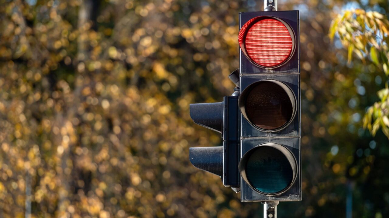 Šviesoforai nuo lapkričio veiks kitaip: draudimo ekspertas įvardija, kas prie sankryžų pakiša koją vairuotojams