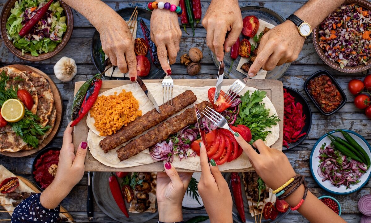 Ką skanausite per Jonines? Jautienos kebabų receptas kepsninėje