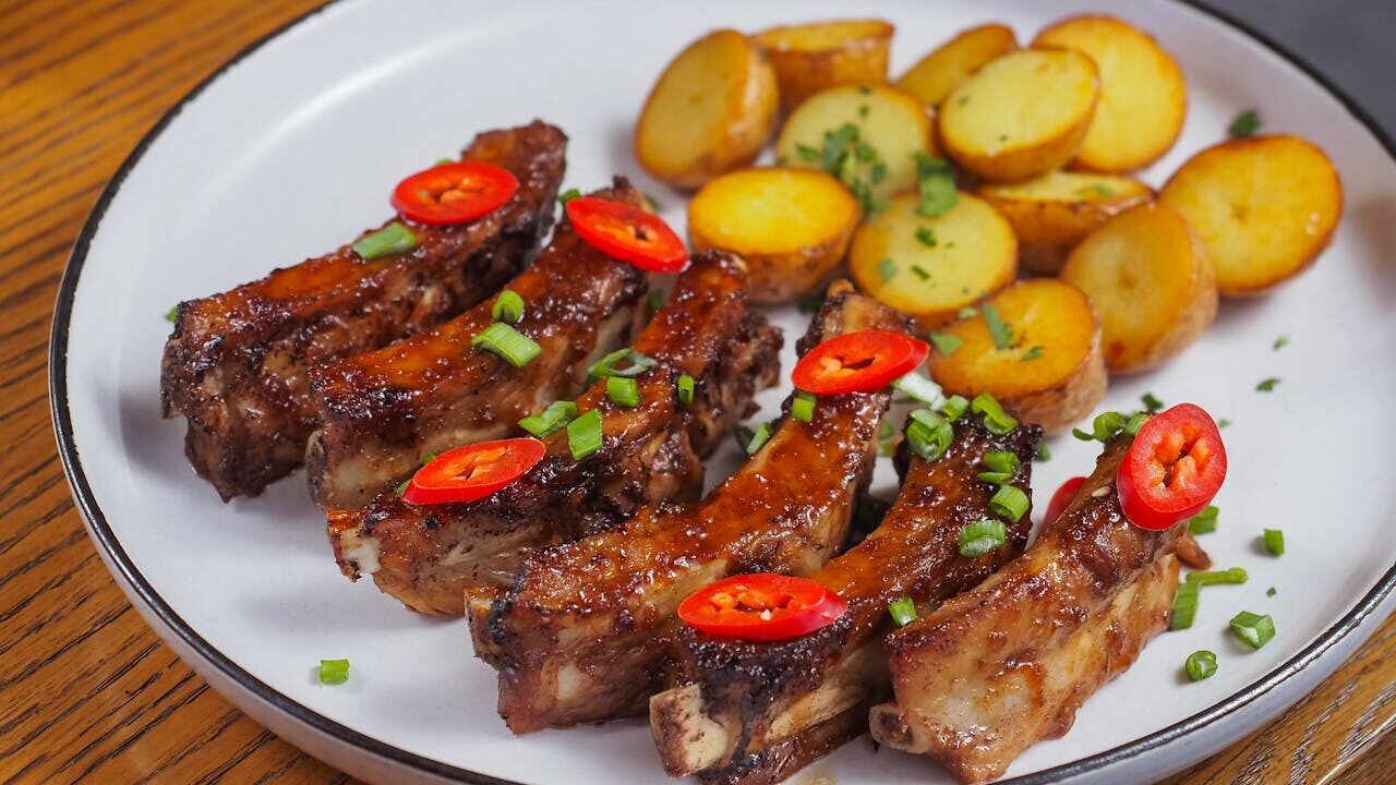 Šventiniai receptai su šonkauliais: kaip paruošti patiekalą, vertą Naujųjų metų stalo?