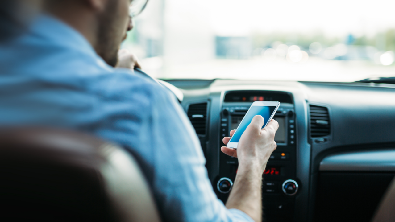 Daugiau nei pusė lietuvių vairuodami vis dar griebiasi telefono